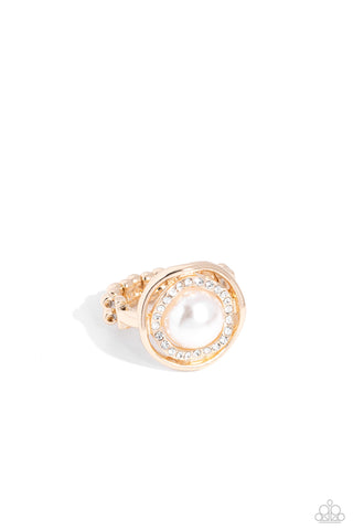 Paparazzi-Chic Center - Gold Ring