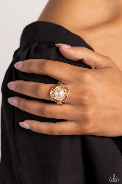 Paparazzi-Chic Center - Gold Ring