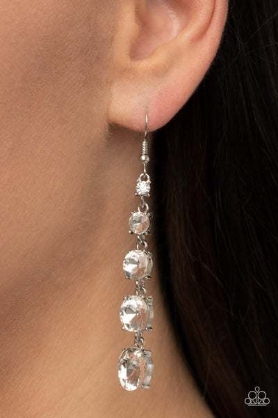 Paparazzi   Red Carpet Charmer - White Earring